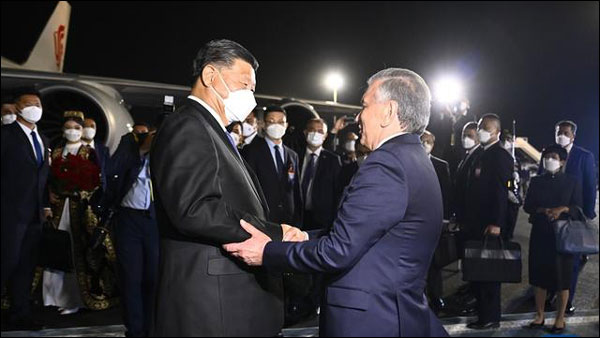 ปธน.จีนเดินทางถึงซามาร์คันด์ เพื่อเยือนอุซเบกิสถาน และเข้าร่วมการประชุมครั้งที่ 22 ของคณะมนตรีแห่งประมุขของประเทศสมาชิกองค์การความร่วมมือเซี่ยงไฮ้ (SCO)