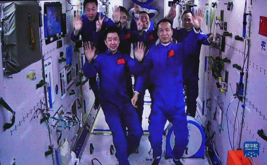 นักบินอวกาศจีนในภารกิจ “เสินโจว-14” และ “เสินโจว-15” รวมพลกันในสถานีอวกาศเป็นครั้งแรก
