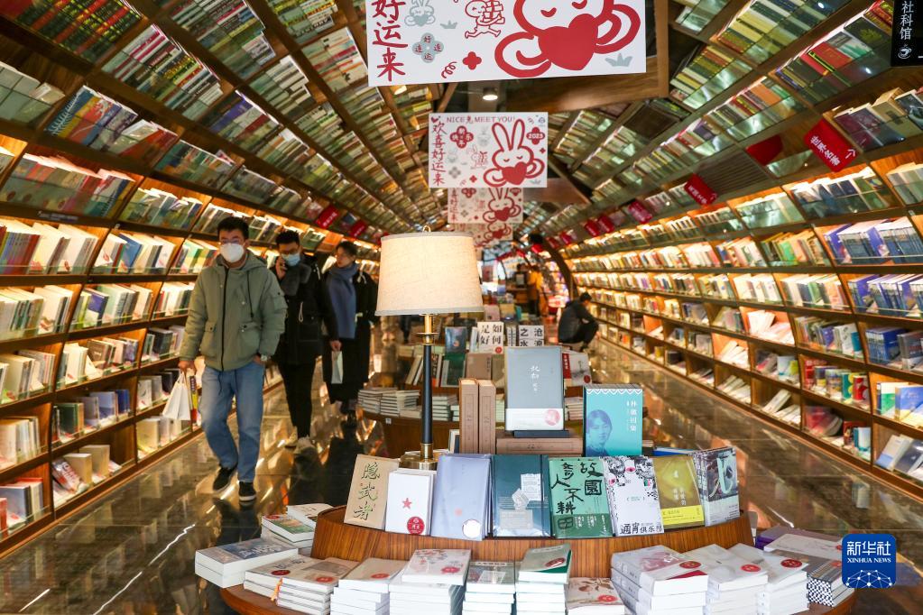 ผู้ซื้อหนังสือในร้านหนังสือ “จงซูเก๋อ” (Zhongshuge) เมืองหยางโจว มณฑลเจียงซู