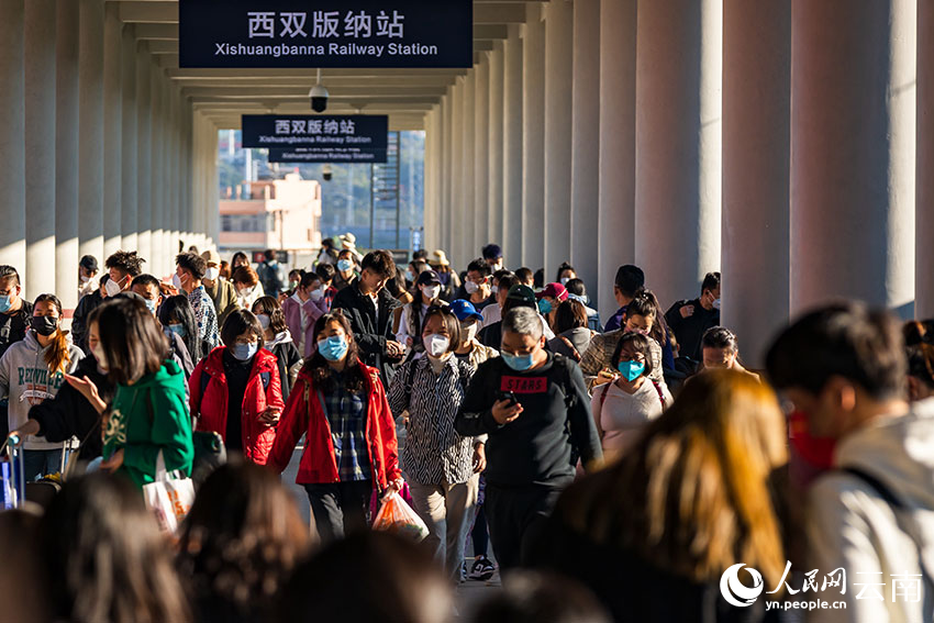 ผู้โดยสารรถไฟจีน-ลาวทุบสถิติ (หนังสือพิมพ์พีเพิลส์เดลี่ออนไลน์/Xu Zhangwei)