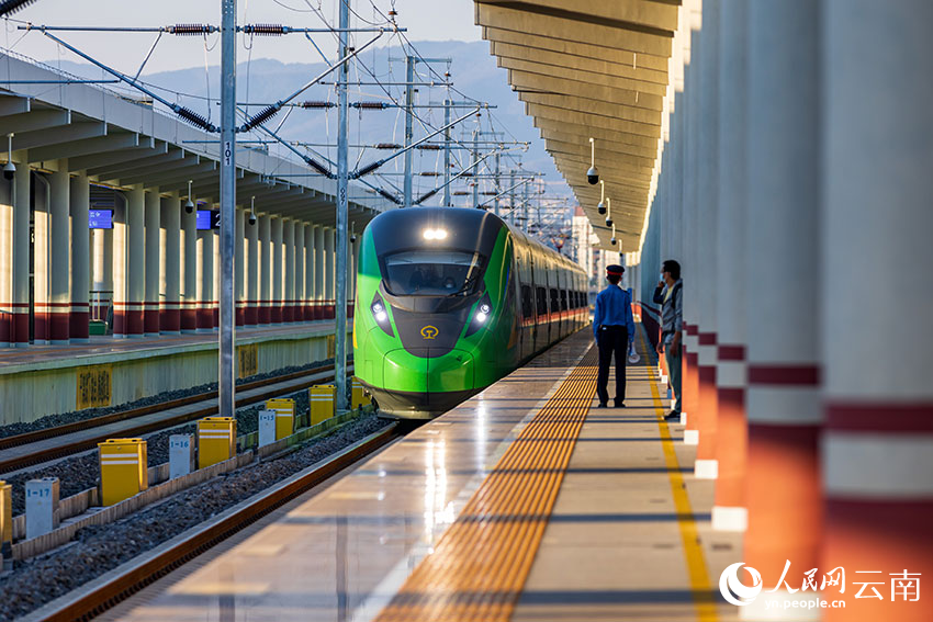 ผู้โดยสารรถไฟจีน-ลาวทุบสถิติวันละ 68,000 คน