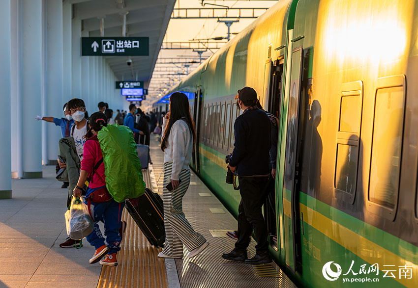 ผู้โดยสารรถไฟจีน-ลาวทุบสถิติวันละ 68,000 คน