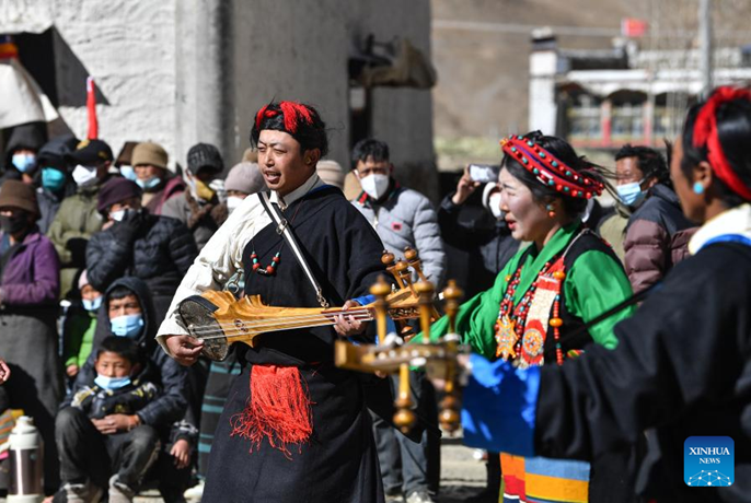 นักดนตรีเล่นเครื่องดนตรีในการแสดงที่หมู่บ้านเพื่อเฉลิมฉลองเทศกาลโซนัม โลซาร์(Sonam Losar) และเทศกาลฤดูใบไม้ผลิที่หมู่บ้านผู๋ฉุน เมืองมางพู่ เมืองรื่อคาเจ๋อ (Xigaze) เขตปกครองตนเองทิเบตทางตะวันตกเฉียงใต้ของจีน เมื่อวันที่ 21 มกราคม 2566 (ภาพจากซินหัว)