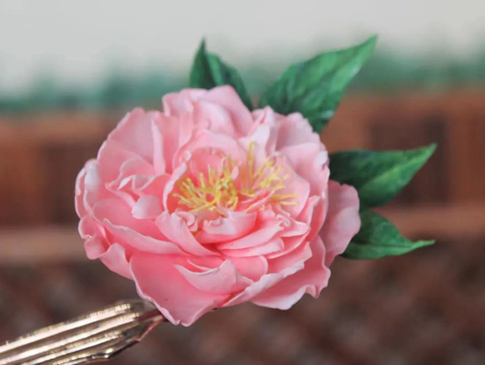 ศิลปินรุ่นเยาว์ทุ่มเทกับการทำดอกไม้ประดิษฐ์ Tongcao