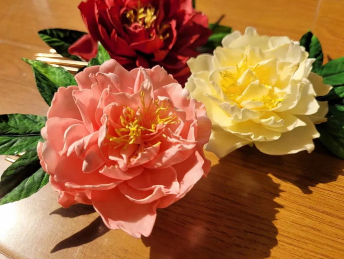 ศิลปินรุ่นเยาว์ทุ่มเทกับการทำดอกไม้ประดิษฐ์ Tongcao