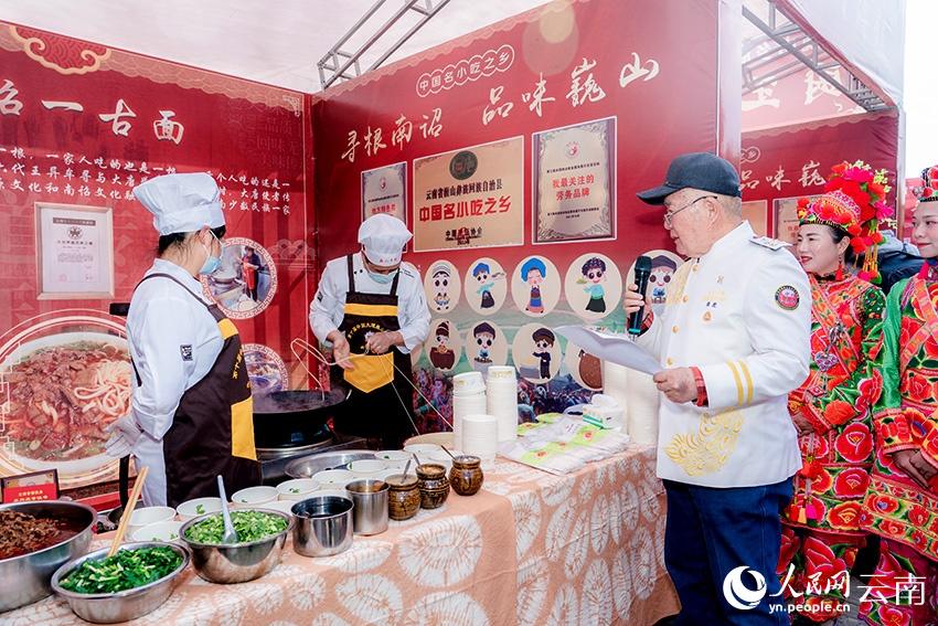 เทศกาลอาหารริมทางที่ยูนนานทางตะวันตกเฉียงใต้ของจีนดึงนักกินมหาศาล