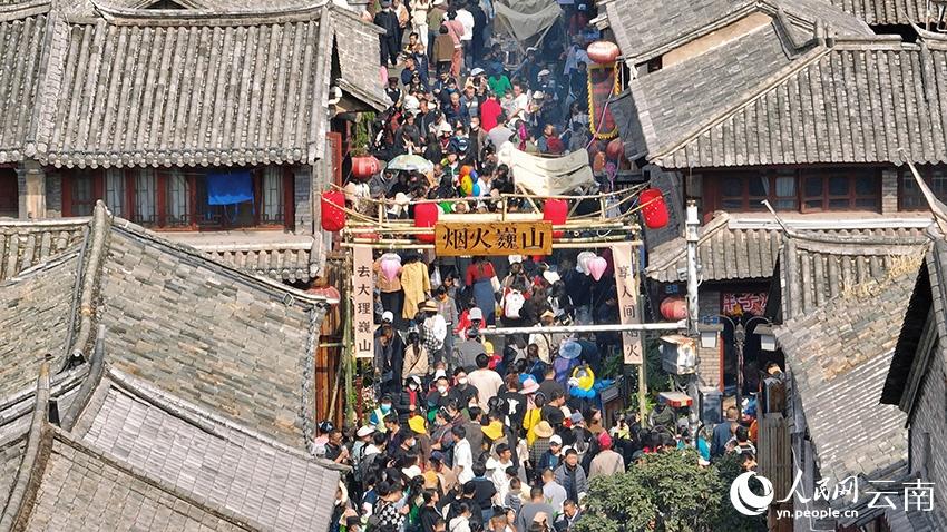 เทศกาลอาหารริมทางที่ยูนนานทางตะวันตกเฉียงใต้ของจีนดึงนักกินมหาศาล