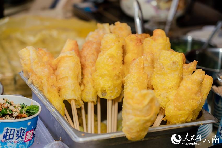 เทศกาลอาหารริมทางที่ยูนนานทางตะวันตกเฉียงใต้ของจีนดึงนักกินมหาศาล