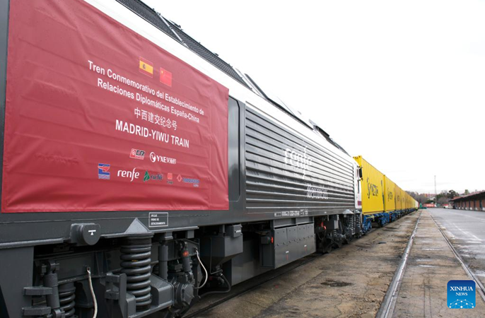 ขบวนรถไฟบรรทุกสินค้าจากกรุงมาดริด ประเทศสเปนไปยังเมืองอี้อูของจีน ภาพถ่ายเมื่อวันที่ 9 มีนาคม 2566 (ซินหัว/เมิ่ง ติงโป)