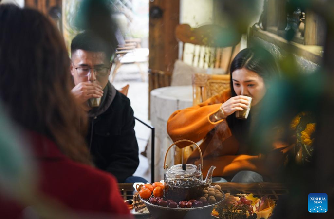 ทักษะการชงชาแบบใหม่และวิธีดื่มชาได้รับความนิยมที่มณฑลอานฮุยทางตะวันออกของจีน