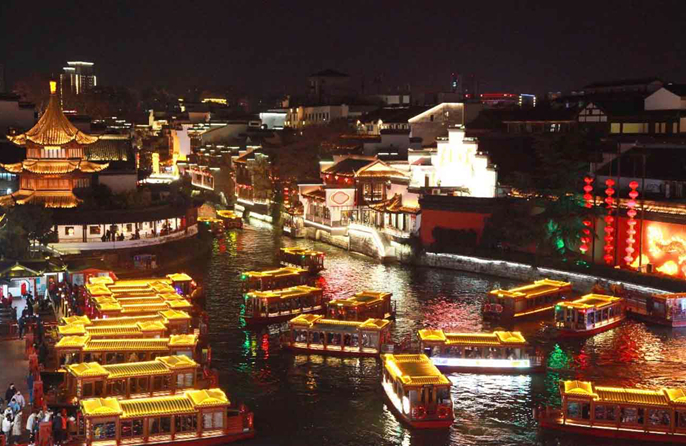 นักท่องเที่ยวล่องเรือในแม่น้ำฉินหวย ที่บริเวณจุดชมวิววัดขงจื๊อเมืองหนานจิง มณฑลเจียงซู ทางตะวันออกของจีน เมื่อวันที่ 3 กุมภาพันธ์ 2566 (ภาพโดยหลิว เจี้ยหัว /พีเพิลส์ เดลี่ ออนไลน์)