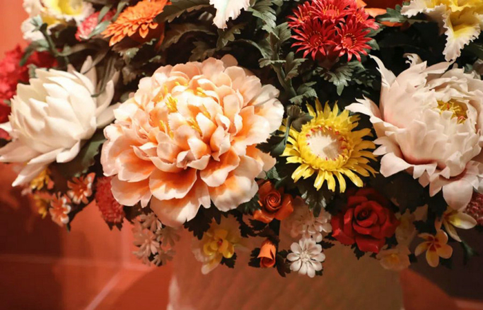 ตะกร้าดอกไม้เครื่องเคลือบดินเผาเต๋อฮว่าจัดแสดงอยู่ที่พิพิธภัณฑ์แห่งชาติจีน (ภาพโดย China Daily)