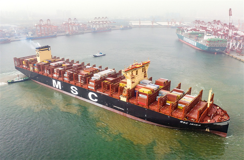 ภาพเรือ MSC IRINA บรรทุกตู้สินค้ากำลังออกจากท่าเรือชิงเต่า (พีเพิลเดลีออนไลน์)