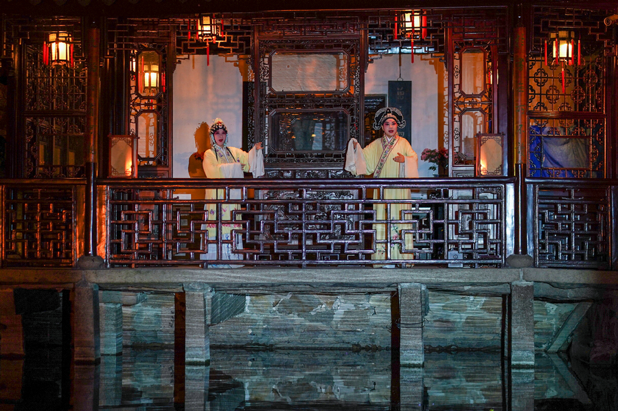 การแสดงงิ้วคุนฉวี่( Kunqu Opera) เป็นจุดเด่นในรายการแสดงยามค่ำคืนของหว่างซื่อหยวน（Wangshiyuan） (ภาพ/ซินหัว)