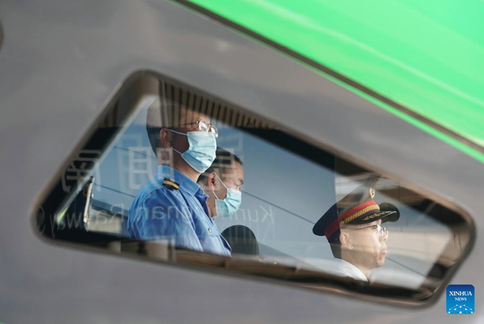พนักงานรถไฟกำลังเตรียมมุ่งหน้าออกเดินทางสู่เมืองเวียงจันทน์ ประเทศลาว โดยออกจากสถานีรถไฟคุนหมิงตอนใต้ เมืองคุนหมิง มณฑลยูนนาน ทางตะวันตกเฉียงใต้ของจีน เมื่อวันที่ 13 เม.ย. 2566 (ซินหัว/ซิง กว่างลี)
