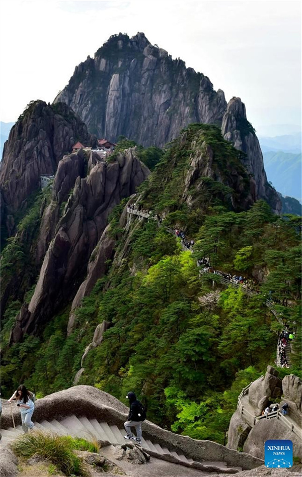 ภาพถ่ายเมื่อวันที่ 2 พฤษภาคม 2566 ยอดเขาเทียนตู (Tiandu) ของเทือกเขาหวงซาน (Huangshan) ในมณฑลอันฮุย ทางตะวันออกของจีน ซึ่งเป็นหนึ่งในภูเขาที่มีชื่อเสียงที่สุดของจีน เป็นที่รู้จักจากทัศนียภาพอันงดงาม หินแปลกตายอดเขาที่มีเมฆปกคลุม และต้นสนโบราณ หวงซานได้รับการขึ้นทะเบียนเป็นมรดกโลกโดย UNESCO ในปี 2533 (ซินหัว/ไช่ จี้อัน)