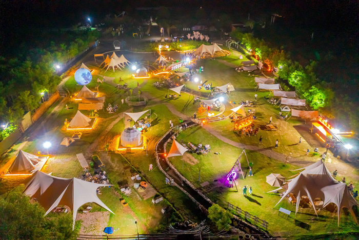 ภาพถ่ายเมื่อวันที่ 13 พฤษภาคม 2566 ผู้คนเพลิดเพลินกับวันหยุดสุดสัปดาห์ที่แคมป์ในเมืองอวิ้นเฉิง มณฑลซานซี ทางตอนเหนือของจีน (ภาพ/เหยียน ซิน)