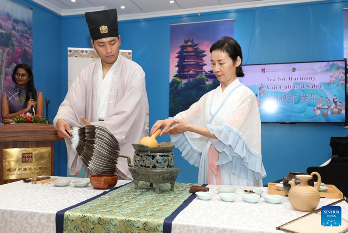 ผู้เชี่ยวชาญด้านศิลปะการชงชาสาธิตวิธีการชงชาแบบจีนดั้งเดิมในงานชาเพื่อความสมานฉันท์สถานเสริมวัฒนธรรมยาจี้ “Tea for Harmony Yaji Cultural Salon” ที่กรุงซูวา ประเทศฟิจิ วันที่ 20 พฤษภาคม 2566 งานวัฒนธรรมชาจัดขึ้นที่กรุงซูวา เมืองหลวงของฟิจิ เมื่อวันเสาร์ที่ผ่านมา ทำให้ประชาชนของประเทศเกาะได้สัมผัสรสชาติของชาและวัฒนธรรมการดื่มชาของจีน (ซินหัว/ซาง ฉินหลง)