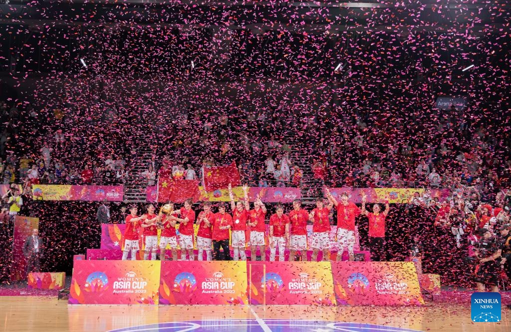 ทีมบาสเกตบอลหญิงจีนฉลองชัยชนะในการได้รับเหรียญทองในการแข่งขันบาสเกตบอลหญิง FIBA เอเชียคัพ ประจำปี 2566 ที่ซิดนีย์ ออสเตรเลีย เมื่อวันที่ 2 ก.ค. 2566 (ซินหัว/หู จิ่งเฉิน)