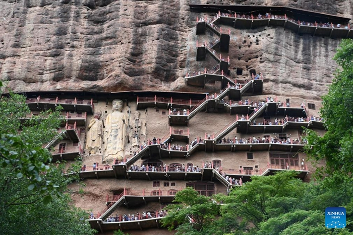 นักท่องเที่ยวเยี่ยมชม “ม่ายจีซาน” ถ้ำหินแกะสลักในกานซู่