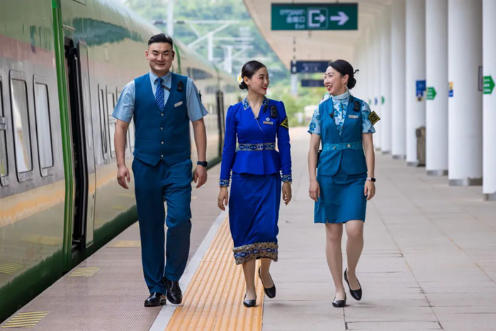 หัวหน้าชาวจีนและชาวลาวบนขบวนรถไฟร่วมกันทำงานเพื่อมอบประสบการณ์ที่ดีแก่ผู้โดยสาร