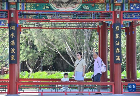 ภาพผู้เยี่ยมชมที่ศาลากระจกเงาในพิพิธภัณฑ์สวนจีน (China Garden Museum) เมื่อวันที่ 28 สิงหาคม (ซินหัว/หยิน ต้งซุน)