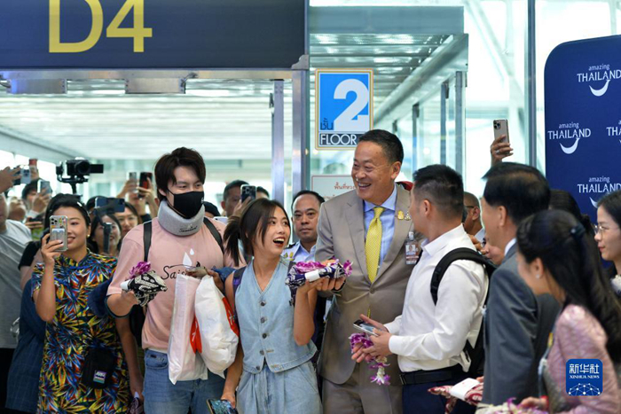 ไทยฟรีวีซ่านักท่องเที่ยวจีนวันแรก นายกฯนำทีมต้อนรับที่สนามบิน