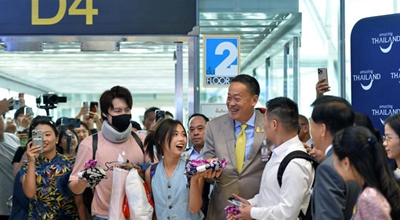 ไทยฟรีวีซ่านักท่องเที่ยวจีนวันแรก นายกฯนำทีมต้อนรับที่สนามบิน