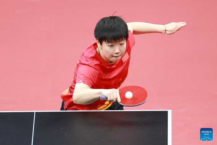 Sun Yingsha จากจีนลงแข่งขันเทเบิลเทนนิสทีมหญิงรอบรองชนะเลิศระหว่างจีนกับไทย ในการแข่งขันกีฬาเอเชียนเกมส์ ครั้งที่ 19 ที่เมืองหางโจว มณฑลเจ้อเจียงภาคตะวันออกของจีน เมื่อวันที่ 25 กันยายน พ.ศ. 2566 (ซินหัว) 