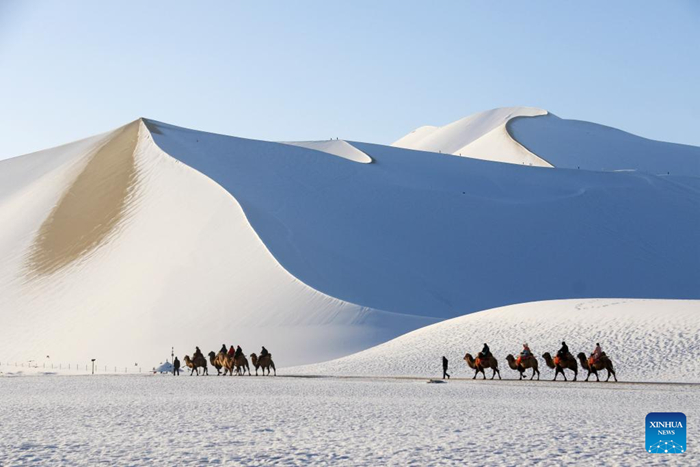 ทัศนียภาพหิมะปกคลุมทะเลทรายที่เมืองตุนหวง มณฑลกานซู่