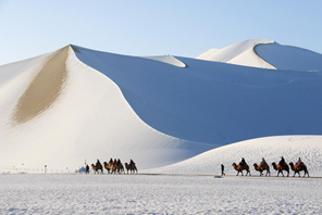 ทัศนียภาพหิมะปกคลุมทะเลทรายที่เมืองตุนหวง มณฑลกานซู่