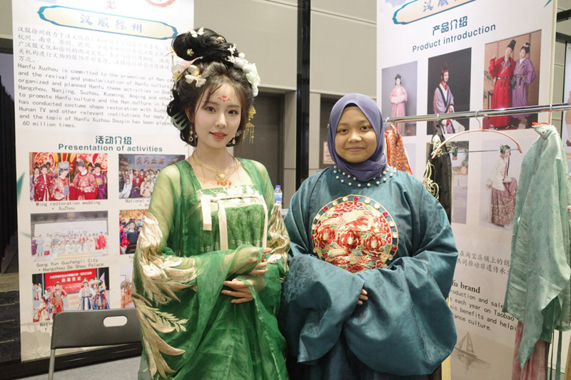 หญิงมาเลย์ (ขวา) และผู้ออกบูธชาวจีนในมหกรรมแสดงสินค้าทางวัฒนธรรมเจียงซูของจีน ประจำปี ค.ศ. 2023 ในกรุงกัวลาลัมเปอร์ สาธารณรัฐมาเลเซีย เมื่อวันที่ 17 พฤศจิกายน (ซินหัว/เฉิง อี้เหิง)
