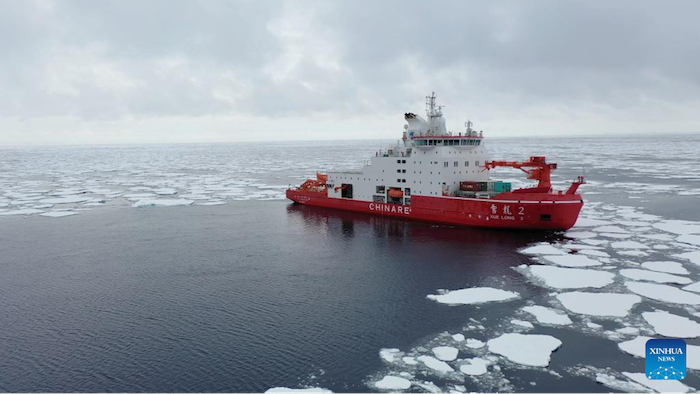 “เสวี่ยหลง-2” เรือวิจัยตัดน้ำแข็งของจีนกำลังดำเนินการสำรวจทางวิทยาศาสตร์ในทะเลอามุนด์เซน ภาพถ่ายทางอากาศเมื่อวันที่ 6 มกราคม 2567 เมื่อเร็วๆ นี้ สมาชิกของทีมสำรวจแอนตาร์กติก ครั้งที่ 40 ของจีนได้ดำเนินงานทางวิทยาศาสตร์บนเรือ (เสวี่ยหลง-2) เรือตัดน้ำแข็งเพื่อการวิจัยในทะเลอามุนด์เซน (ซินหัว/เฉิน ตงปิน)