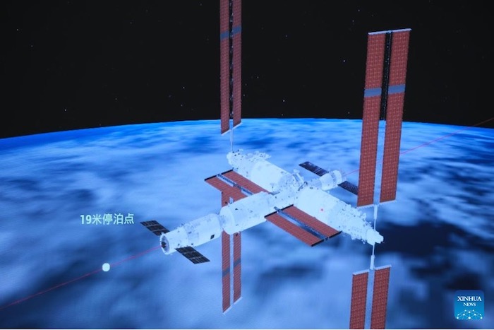 ภาพจำลองจากศูนย์ควบคุมการบินและอวกาศปักกิ่งแสดงยานสัมภาระเทียนโจว-7 เข้าเทียบท่ากับสถานีอวกาศเทียนกงของจีน เมื่อวันที่ 18 มกราคม 2567 (ซินหัว/หลี่ เจี๋ย)