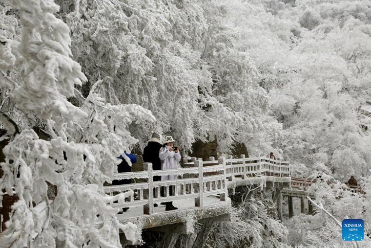 นักท่องเที่ยวเพลิดเพลินกับทัศนียภาพเกล็ดหิมะเยือกแข็งบนภูเขาอวิ๋นไถซานในมณฑลเจียงซู
