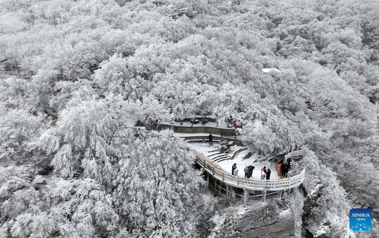 นักท่องเที่ยวเพลิดเพลินกับทัศนียภาพเกล็ดหิมะเยือกแข็งบนภูเขาอวิ๋นไถซานในมณฑลเจียงซู