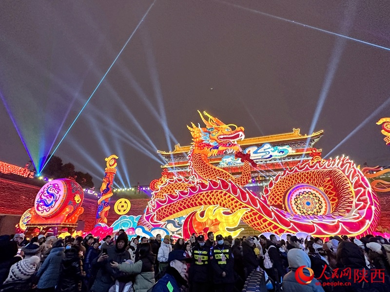 โคมไฟรูปมังกรอันงดงามส่องสว่างบนกำแพงเมืองโบราณในซีอาน เมืองเอกของมณฑลส่านซี ทางตะวันตกเฉียงเหนือของจีน เพื่อเฉลิมฉลองเทศกาลตรุษจีนที่กำลังจะมาถึง (พีเพิลส์ เดลี่ ออนไลน์/ไป๋ เกอ)