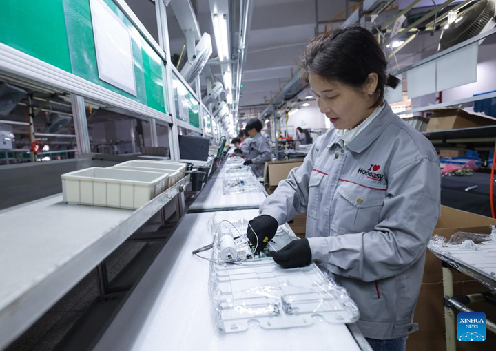 พนักงานกำลังทำงานที่โรงงานประกอบชิ้นส่วนของบริษัท Hooeasy Smart Technology Co., Ltd. ในเมืองจินหัว มณฑลเจ้อเจียง ทางตะวันออกของจีน เมื่อวันที่ 19 ก.พ. 2567 โรงงานทั่วประเทศจีนทยอยกลับมาเปิดทำงานตามปรกติหลังวันหยุดยาวตรุษจีน (ซินหัว/ซวี อวี่)
