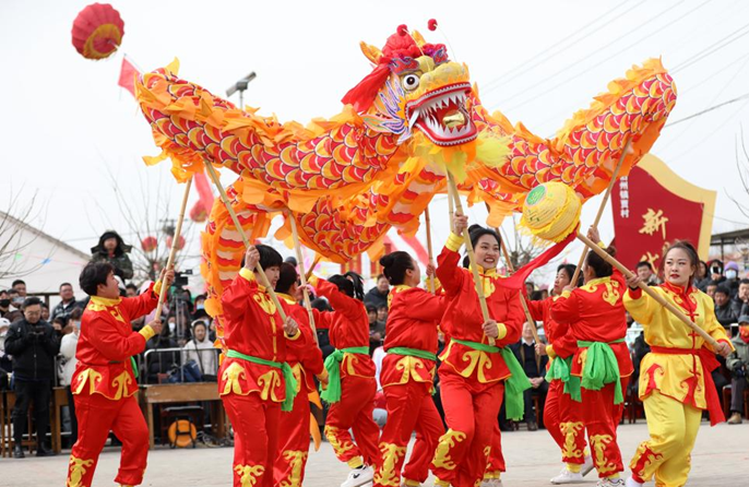 ประชาชนชมการแสดงเชิดมังกรทั่วประเทศจีน เพื่อต้อนรับเทศกาลโคมไฟ