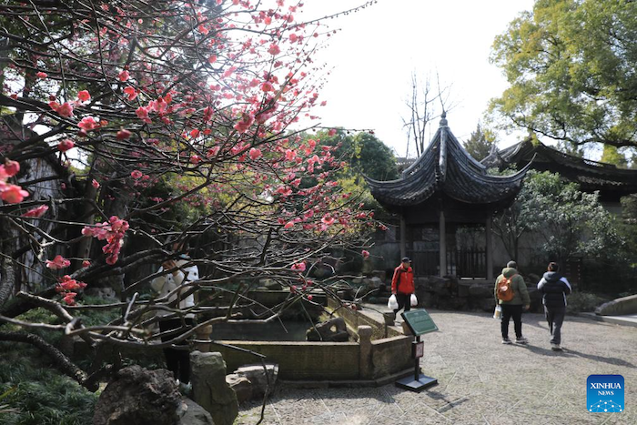 นักท่องเที่ยวเดินลัดเลาะชมทิวทัศน์สวนจี้ช่างในเมืองอู๋ซี มณฑลเจียงซูทางตะวันออกของจีน เมื่อวันที่ 1 มีนาคม พ.ศ. 2567 (ซินหัว)