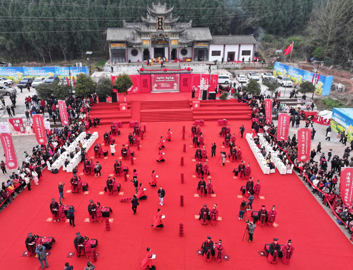 คู่รักใหม่สวมชุดจีนโบราณร่วมพิธีแต่งงานหมู่