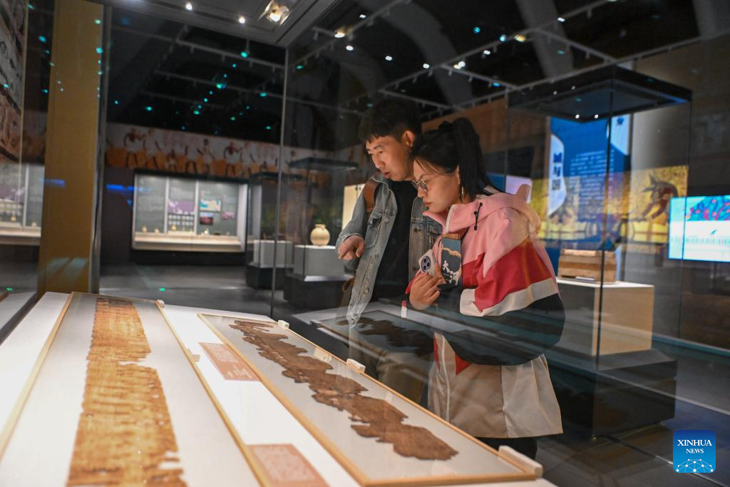 ประชาชนเยี่ยมชมนิทรรศการ "อารยธรรมแห่งแม่น้ำ" ที่พิพิธภัณฑ์การเดินเรือแห่งชาติจีน ในนครเทียนจิน ทางตอนเหนือของจีน เมื่อวันศุกร์ที่ 22 มี.ค. นิทรรศการจัดแสดงในธีมเกี่ยวกับอารยธรรมโบราณที่เกิดในหุบเขาแห่งแม่น้ำสายหลักของโลก โดยจะจัดแสดงจนถึงวันที่ 28 กรกฎาคม ศกนี้ (ซินหัว)