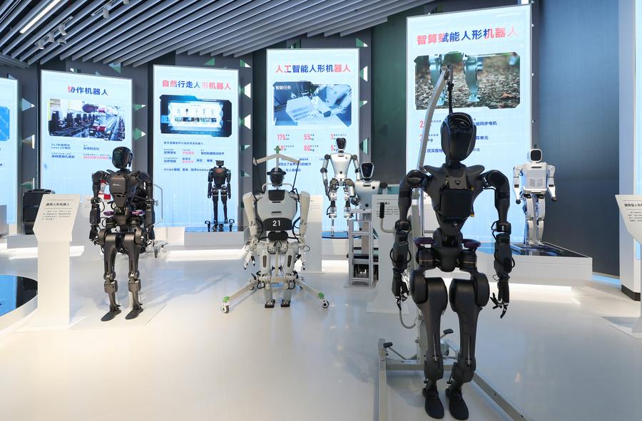 หุ่นยนต์ในงานนิทรรศการนวัตกรรมด้านวิทยาศาสตร์และเทคโนโลยีในนครเซี่ยงไฮ้ ทางตะวันออกของจีน เมื่อวันที่ 29 พ.ย. 2566 (ซินหัว)