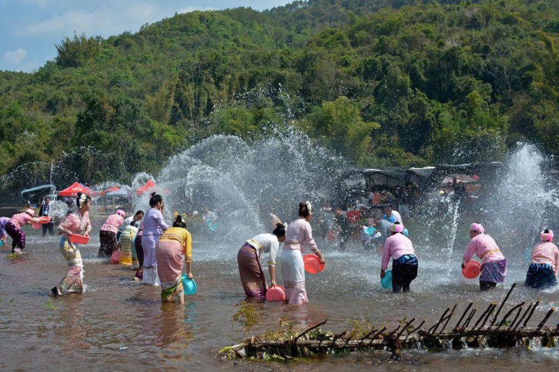 เทศกาลสาดน้ำและเก็บดอกไม้ประจำปี 2024 ที่จิ๋งกู่ มณฑลยูนนานเปิดฉากแล้ว