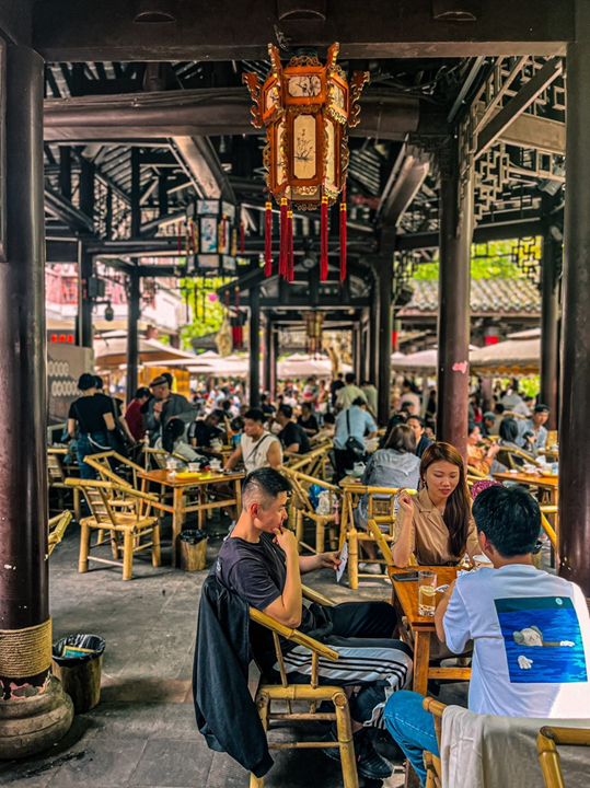 โรงน้ำชาเก่าแก่นับศตวรรษภายในสวนสาธารณะประชาชนเฉิงตู ที่นครเฉิงตู เมืองเอกของมณฑลเสฉวน ทางตะวันตกเฉียงใต้ของจีน เต็มไปด้วยลูกค้า (พีเพิลส์ เดลี่ ออนไลน์)
