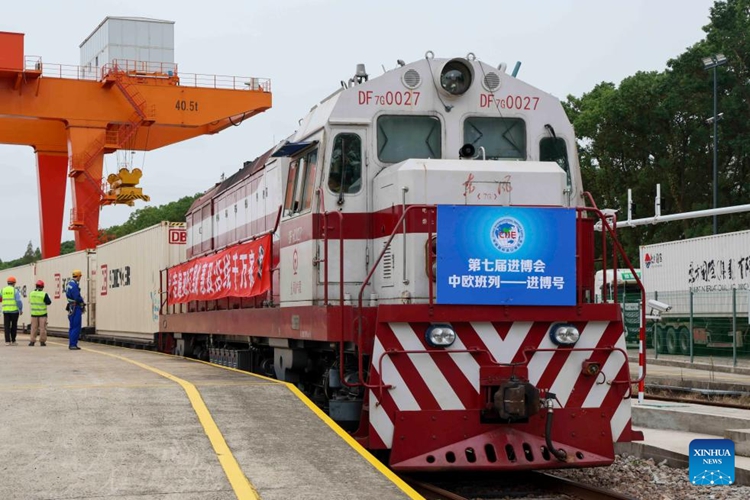 “จิ้นปัว” (Jinbo) รถไฟบรรทุกสินค้าจีน-ยุโรปขบวนแรกของปีนี้เดินทางมาถึงสถานีรถไฟหมิ่นหางในนครเซี่ยงไฮ้ ทางตะวันออกของจีนเมื่อวันที่ 20 ตุลาคม 2567 (ซินหัว)
