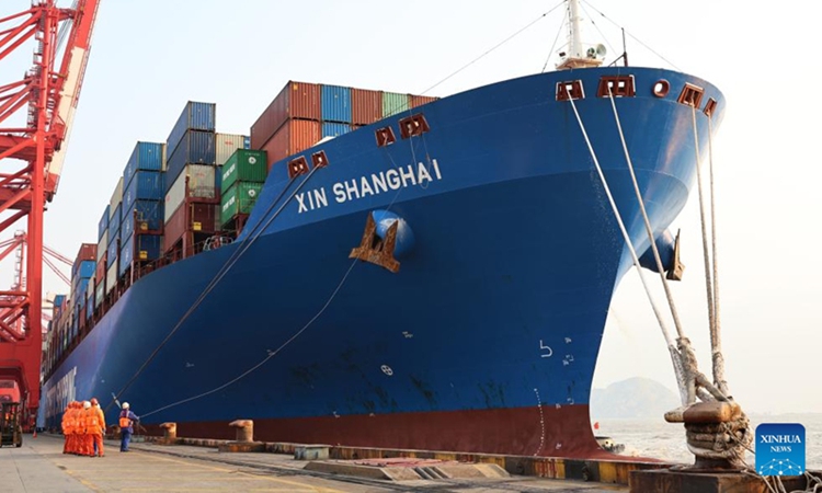 เรือซิน เซี่ยงไฮ้ (Xin Shanghai) ซึ่งดำเนินการโดย China COSCO Shipping Corporation Limited ได้จอดเทียบท่าที่ท่าเรือหยางซาน เมืองเซี่ยงไฮ้ทางตะวันออกของจีน เมื่อวันที่ 18 ธันวาคม 2567 เรือ “Xin Shanghai” เดินทางมาถึงท่าเรือหยางซาน ของเมืองเซี่ยงไฮ้ในช่วงบ่ายวันพุธที่ผ่านมา หลังจากเดินทางเป็นเวลา 23 วันจากท่าเรือชานเคย์ของประเทศเปรู ซึ่งถือเป็นการเดินทางอย่างเป็นทางการครั้งแรกระหว่างทั้งสองท่าเรือ การเดินทางครั้งนี้ถือเป็นการเปิดเส้นทางการเดินเรือแบบสองทางที่ใช้งานได้เป็นครั้งแรกระหว่างเซี่ยงไฮ้และท่าเรือชานเคย์ ซึ่งเป็นโครงการเรือธงที่เพิ่งเปิดตัวใหม่ของความร่วมมือหนึ่งแถบหนึ่งเส้นทางระหว่างจีนและเปรู (ซินหัว)
