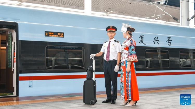หลู จินเชิงและภรรยาร่วมพิธีเปิดเส้นทางรถไฟความเร็วสูงกุ้ยหยาง-หนานหนิงในส่วนกุ้ยโจว ที่สถานีกุ้ยหยางเหนือในเมืองกุ้ยหยาง มณฑลกุ้ยโจว ทางตะวันตกเฉียงใต้ของจีน เมื่อวันที่ 8 สิงหาคม 2566 (ซินหัว) 