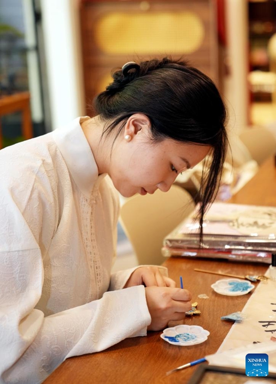 เยาวชนจีนใช้เวลาว่างครึ่งวันในสตูดิโองานหัตถกรรมสไตล์จีนที่เซี่ยงไฮ้