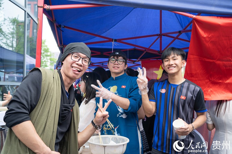 นักศึกษาต่างชาติเข้าร่วมงานเทศกาลวัฒนธรรมนานาชาติ (พีเพิลส์ เดลี่ ออนไลน์)